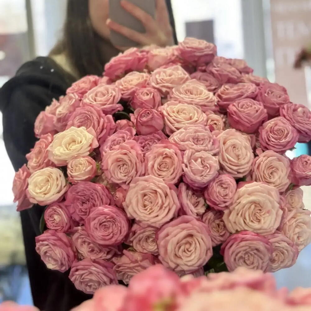 Букет из кустовых пионовидных роз 25 шт. LOVE