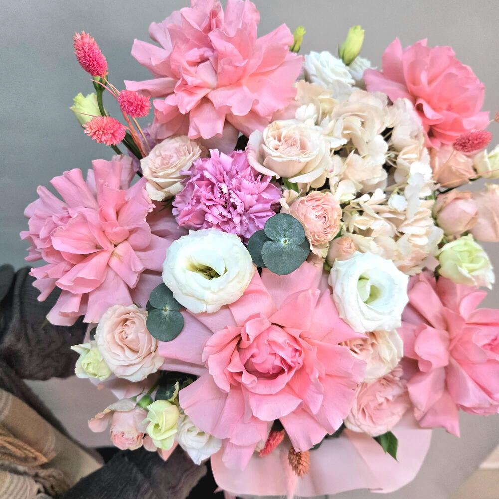 Розовые розы в коробке